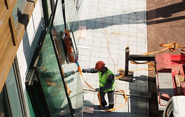 Монтаж стекла вакуумным захватом